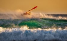skok na windsurfingu